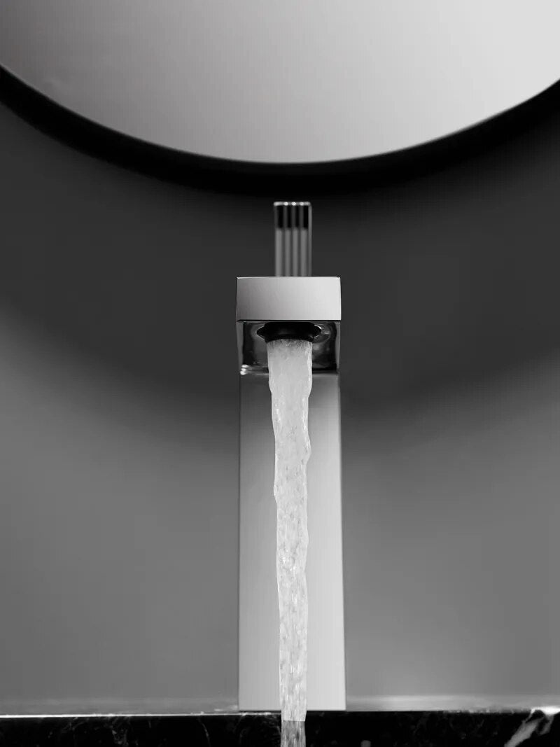 New Arrival Bathroom Single Lever Sink Faucet Crane Brass Matte Black Sink Faucet Hot and Cold Water Tap
