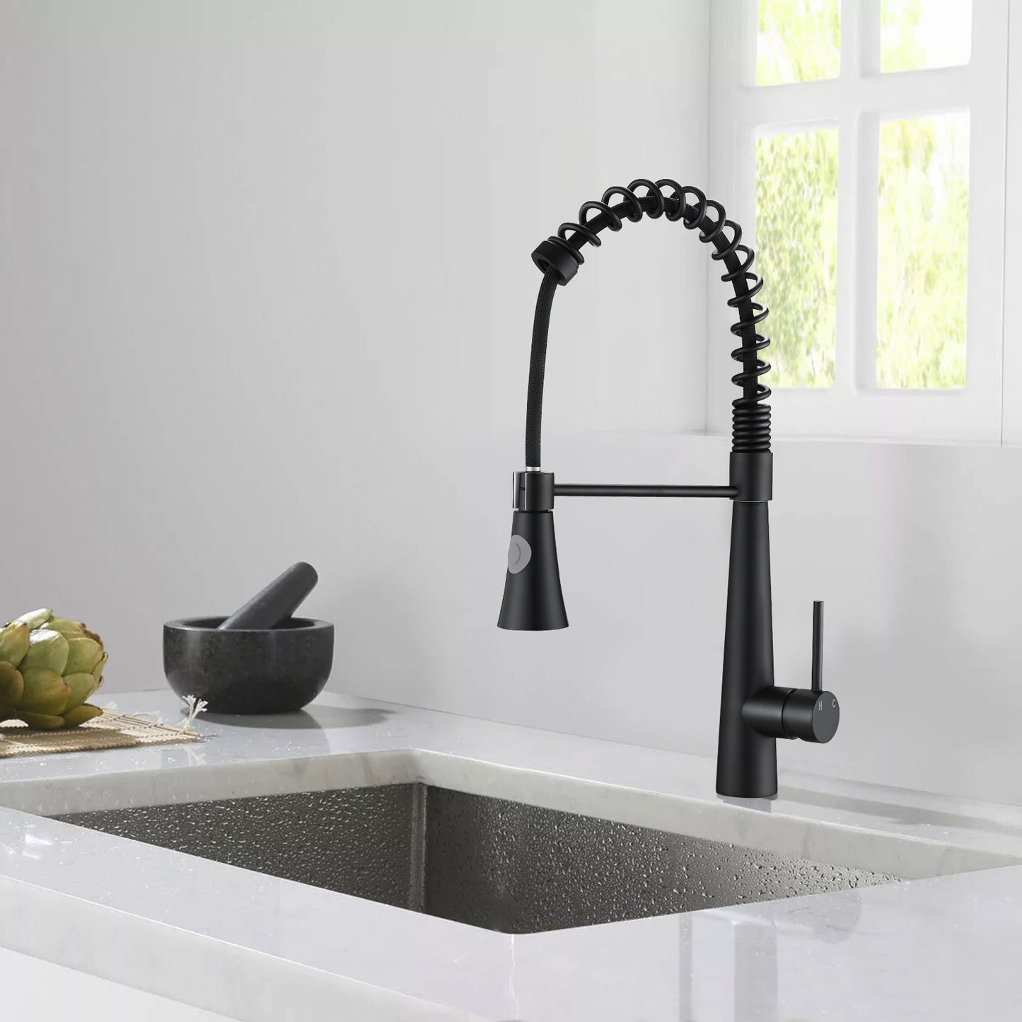 Kitchen Faucet with Pull Down Sprayer; Commercial Style Kitchen Sink Faucet; Faucets for Kitchen Sinks; Single-Handle; Magnetic Docking Spray Head; Matte Black